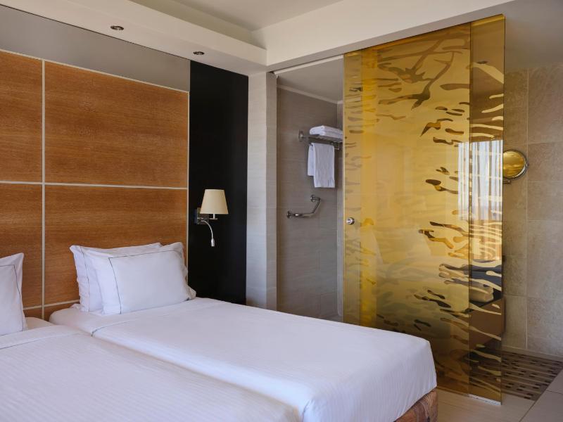 Double or Twin Room with Premium Front Sea View image 2