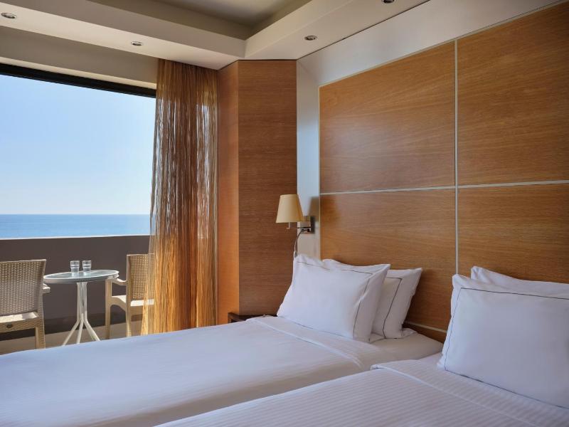 Double or Twin Room with Premium Front Sea View image 4