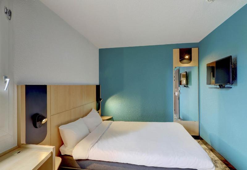 Double Room image 3