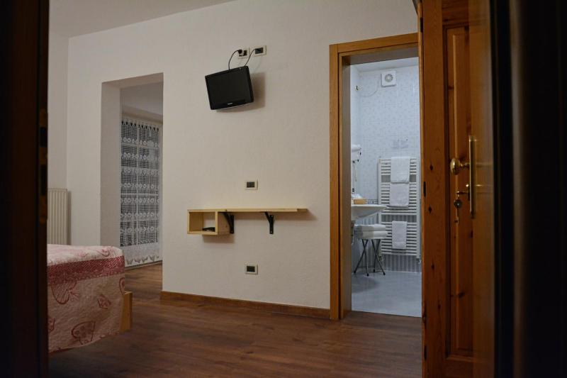 Queen Room with Balcony image 3