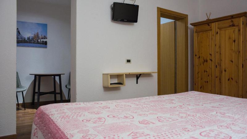 Queen Room with Balcony image 2