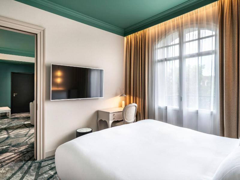 Executive Suite with King Bed and Sofa image 2