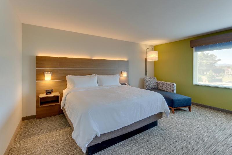 Standard King Room image 2