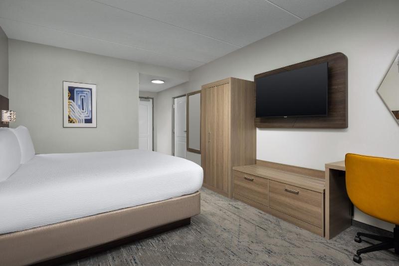Standard King Room image 2