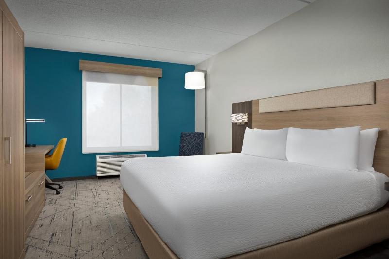 Standard King Room image 3