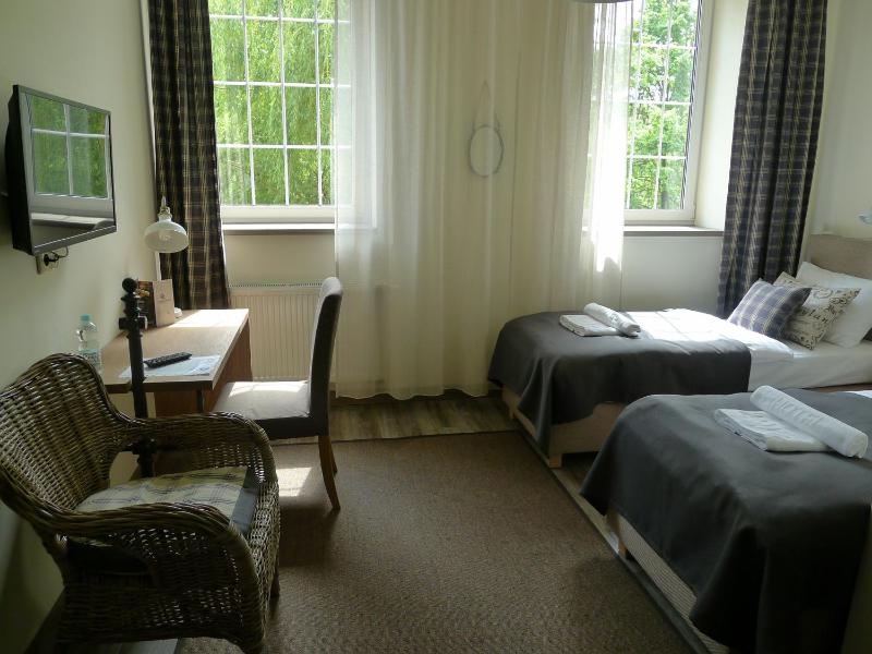 Twin Room image 3