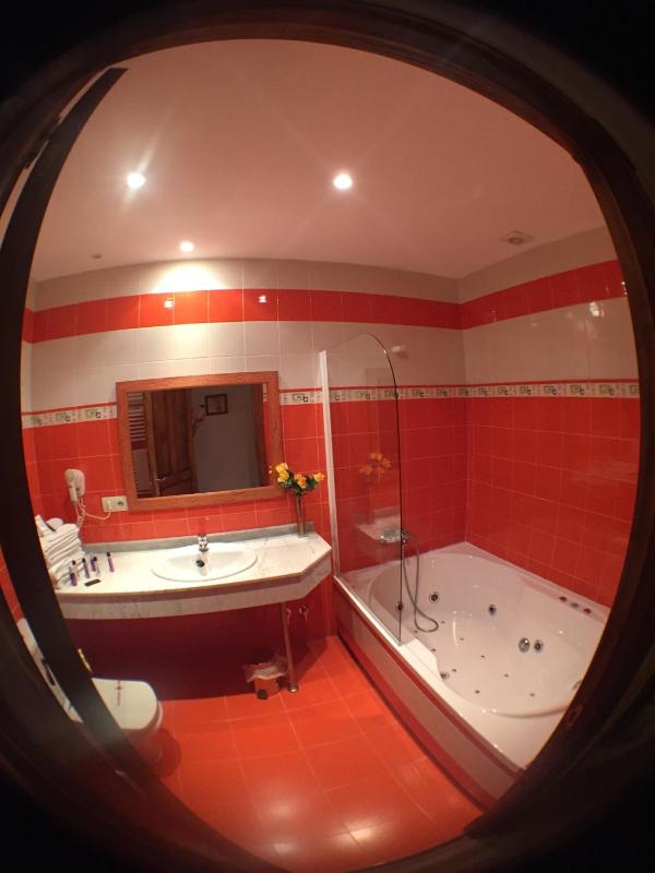 Double Room with Spa Bath image 3