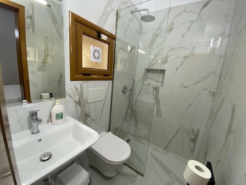 Quadruple Room image 3