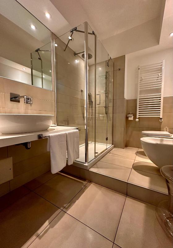 Standard Queen Room image 3