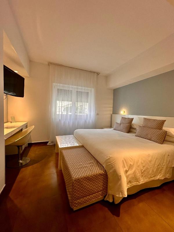 Standard Queen Room image 4
