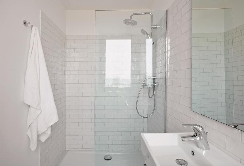 Double or Twin Room with Sea View - Without Balcony image 2