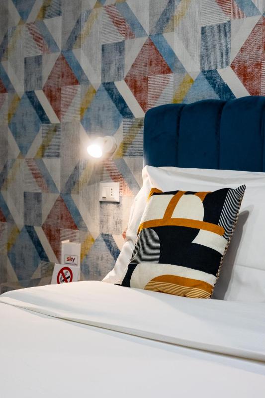 Deluxe Double Room with Balcony image 2