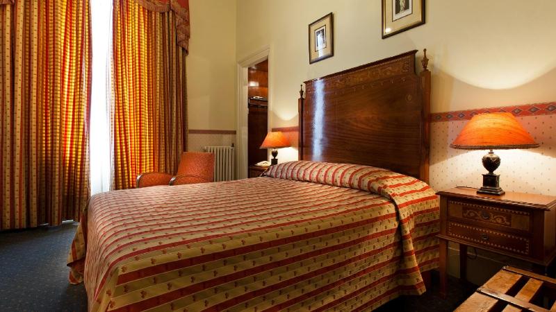 Classic Double or Twin Room image 4
