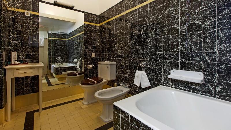 Classic Double or Twin Room image 3
