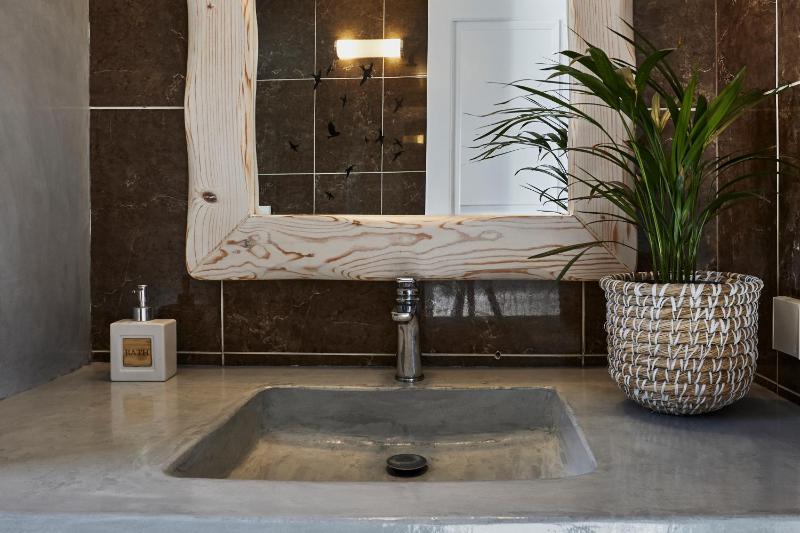 Suite Outdoor Heated Jacuzzi image 4