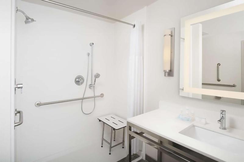 Queen Room with Two Queen Beds - Mobility and Hearing Access image 2