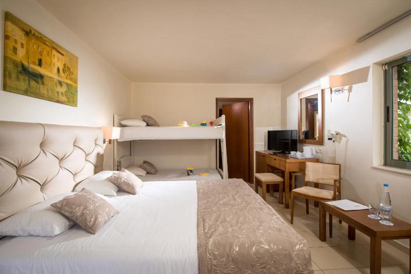 Quadruple Room (2 adults + 2 children up to 12 years old) image 1