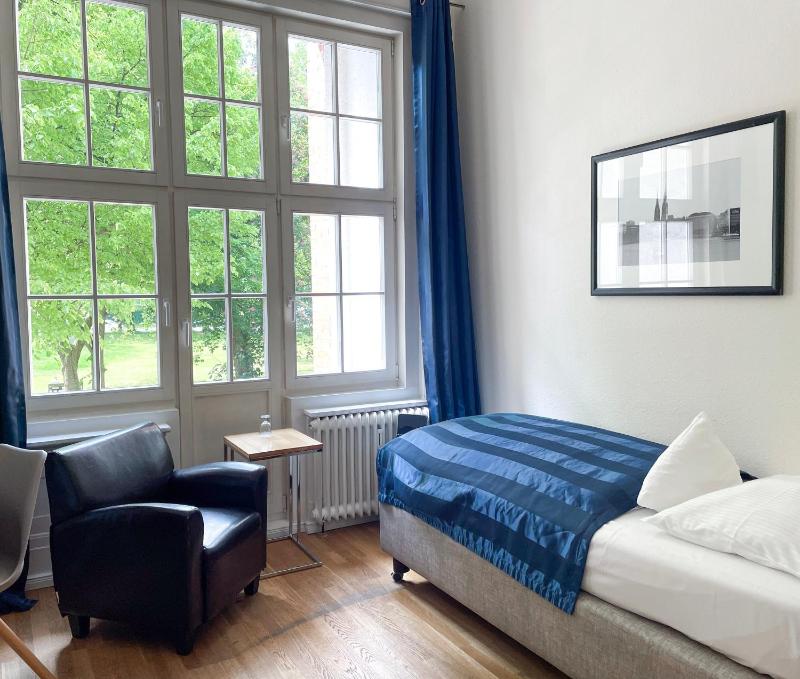 Single Room image 4