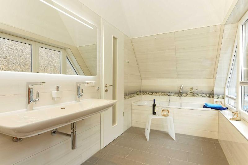 Three-Bedroom House image 2
