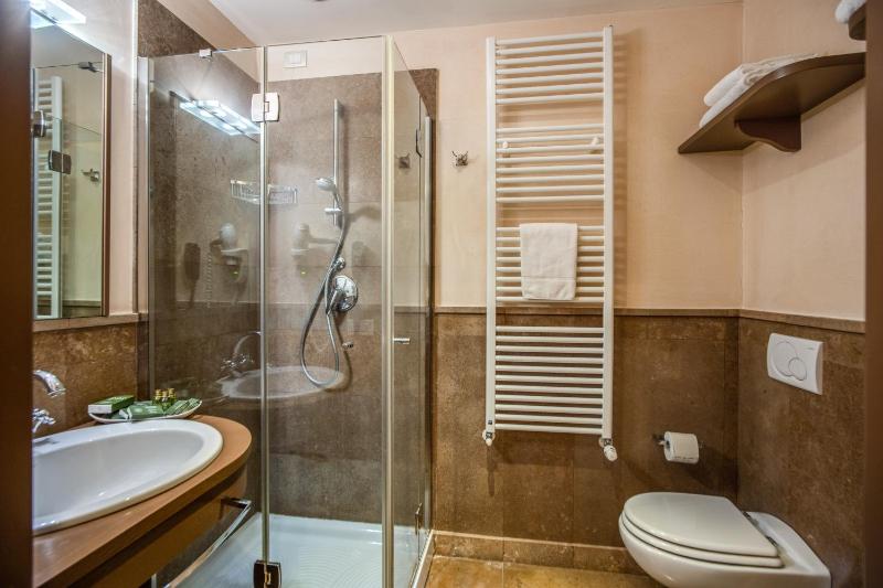 Classic Double Room image 3