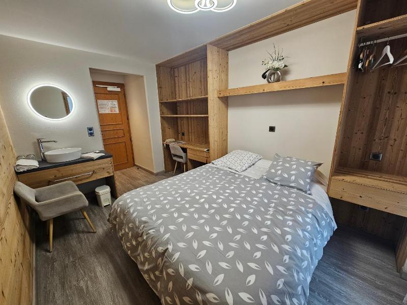 One-Bedroom Apartment image 4