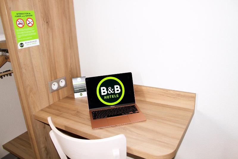 Standard Quadruple Room image 4