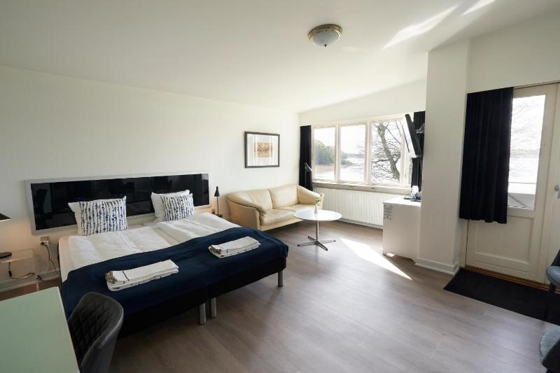 Deluxe Double Room with Balcony image 1