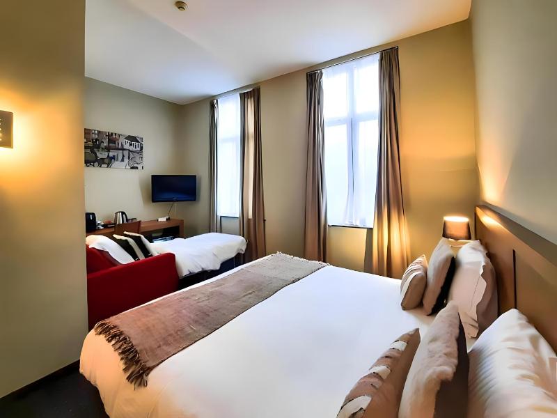 Deluxe Triple Room image 4