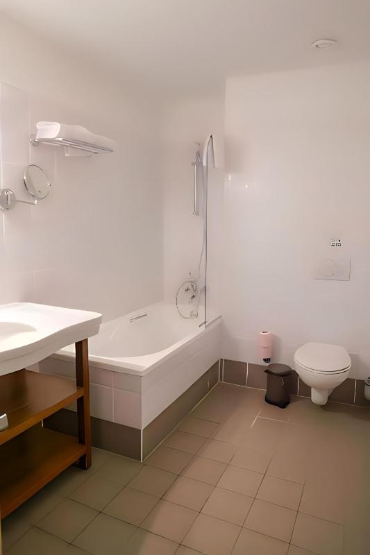 Double or Twin Room with Garden View image 4