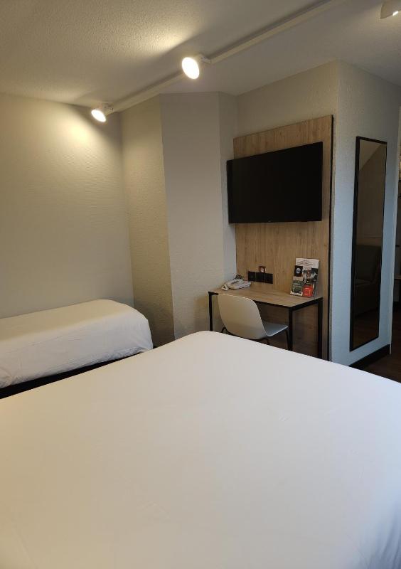 Two Adjacent Double Rooms  image 2