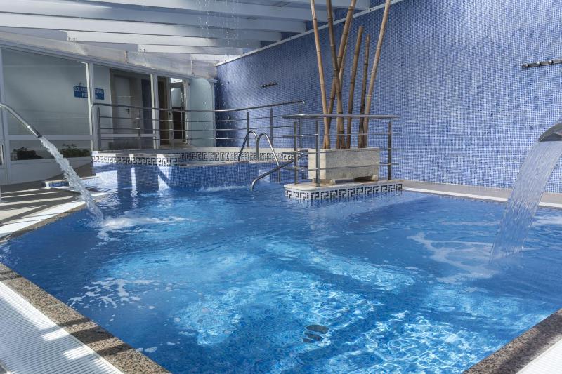 Twin Room with Spa Access image 3
