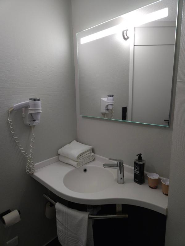 Standard Twin Room image 2