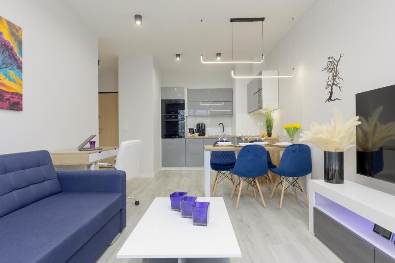 Dark Blue and Grey Apartment with Pastel Bedroom in Warsaw by Noclegi Renters - image 6
