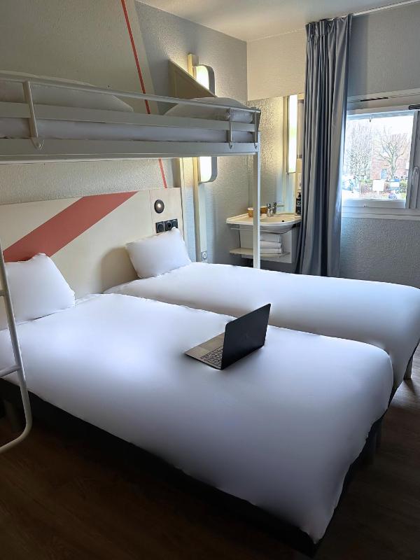 Triple Room with Three Single Beds image 4