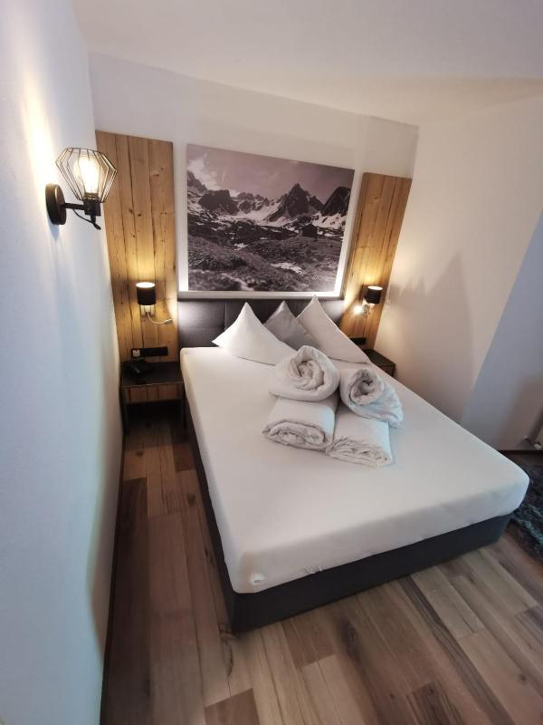 Superior Double Room with Balcony image 3