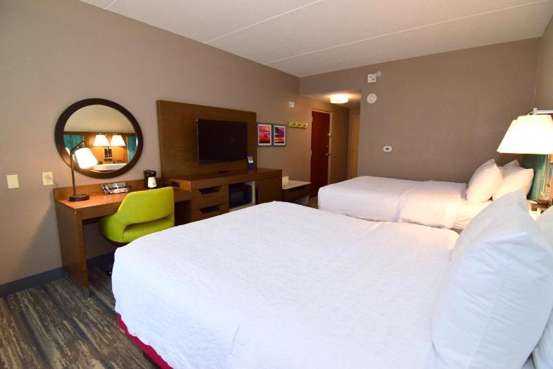 Room with Two Queen Beds - Non-Smoking image 2