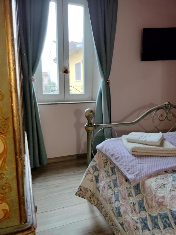 Small Double Room image 4