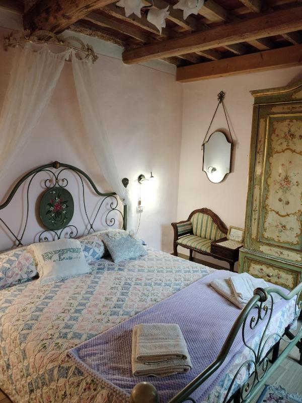 Small Double Room image 3