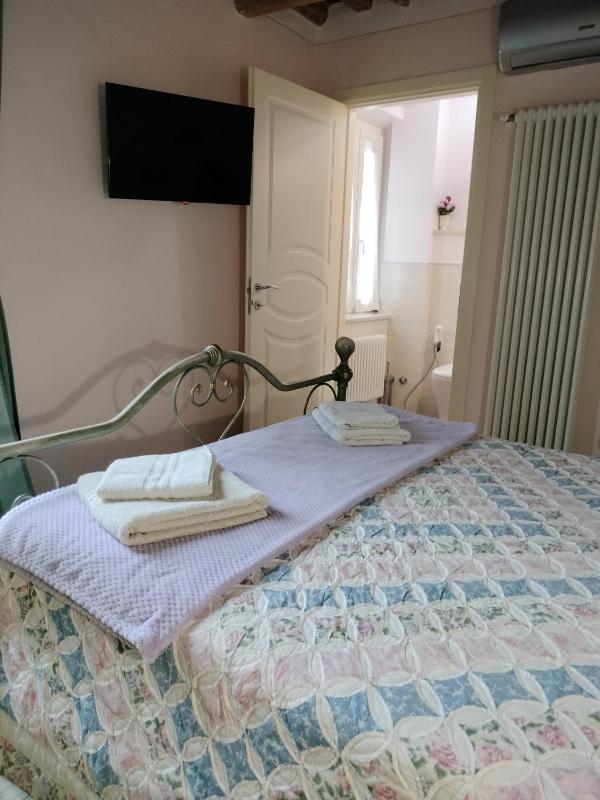Small Double Room image 2