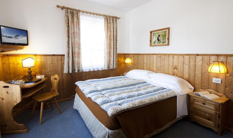 Double or Twin Room with Mountain View image 3