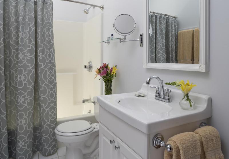 Queen Room image 2