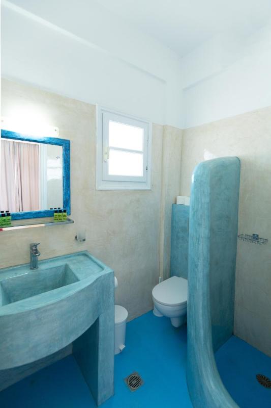 Quadruple Room with Pool View image 3