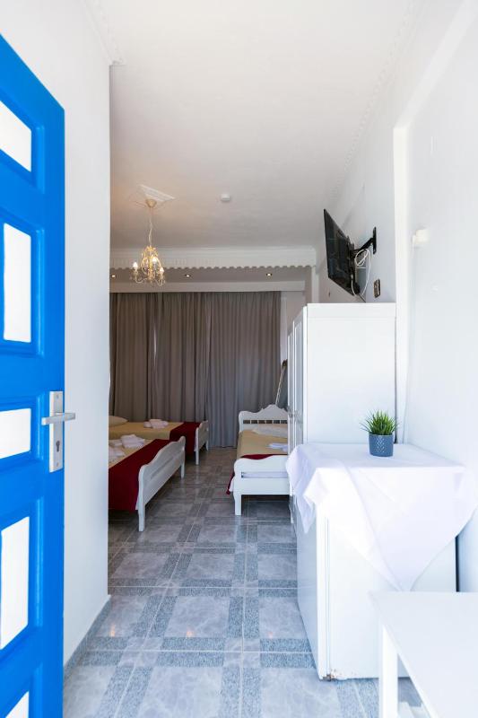 Quadruple Room with Pool View image 2