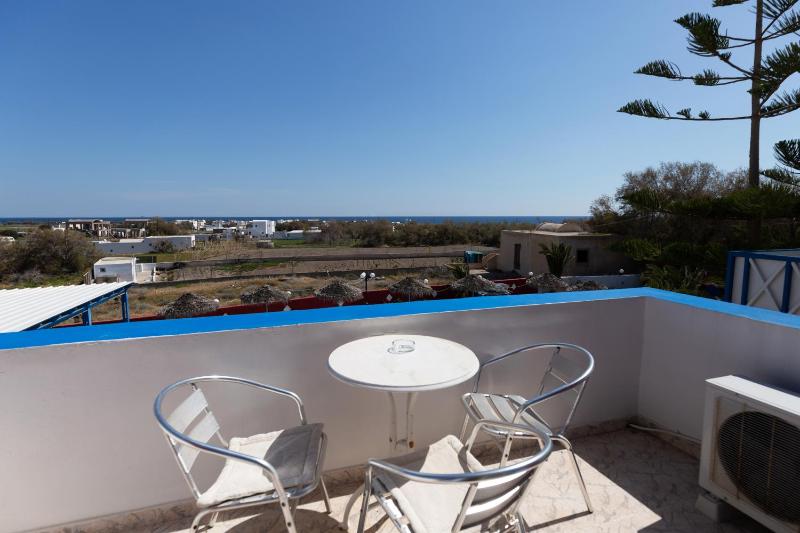 Triple Room with Pool View image 2