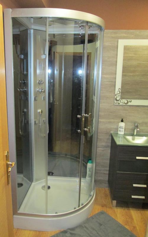 Double Room with Extra Bed and Shared Bathroom image 4