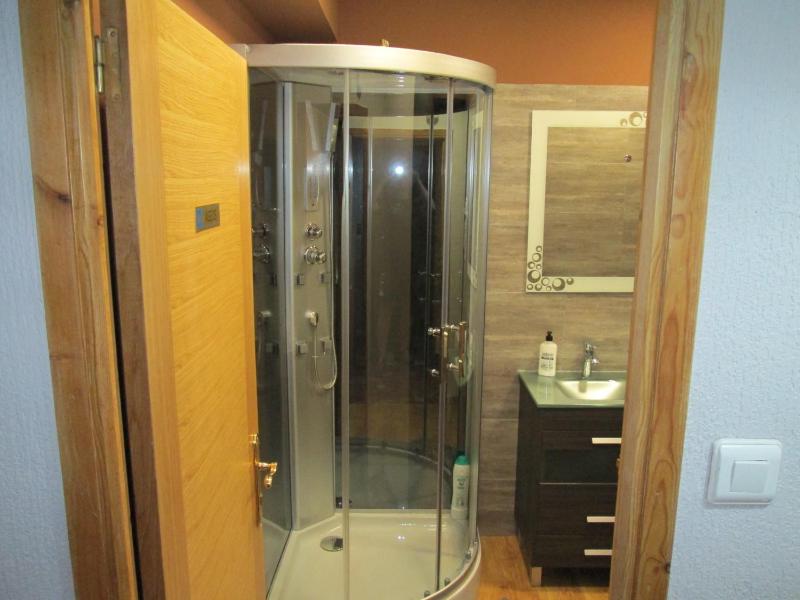 Double Room with Extra Bed and Shared Bathroom image 3