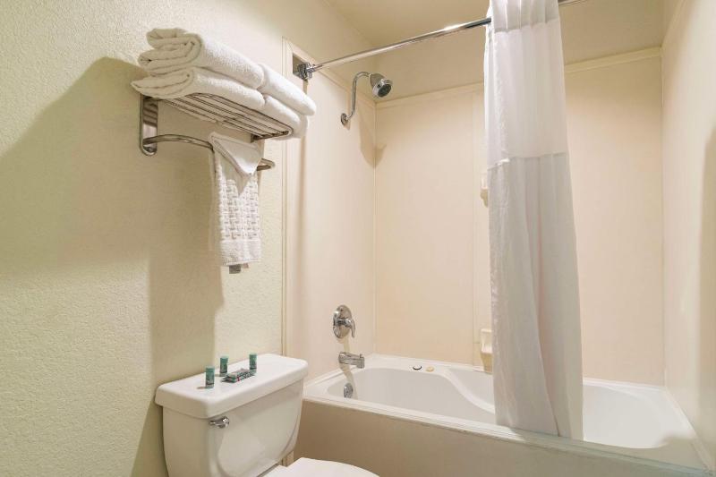 King Room with Spa Bath - Non-Smoking image 2