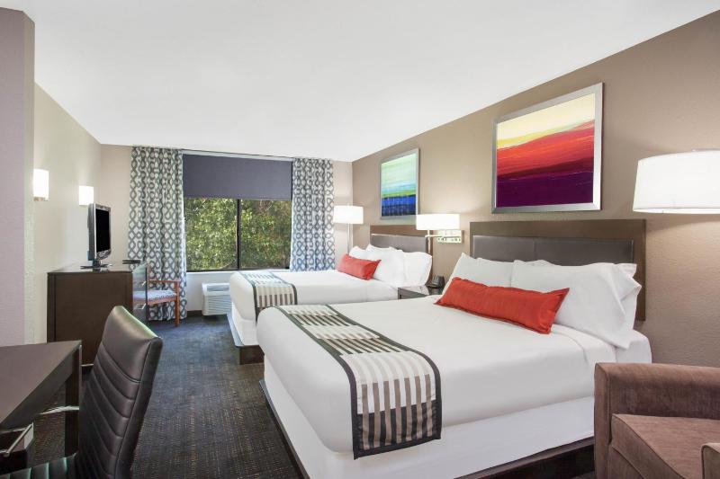 Queen Room with Two Queen Beds - Non-Smoking image 1