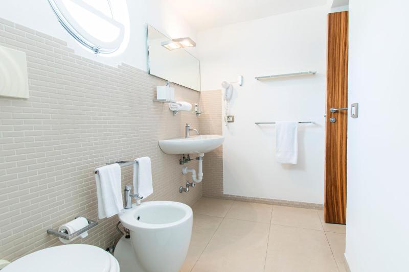 Classic Quadruple Room image 4