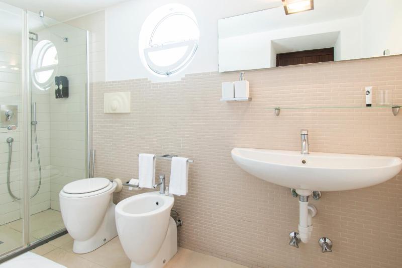 Classic Quadruple Room image 2